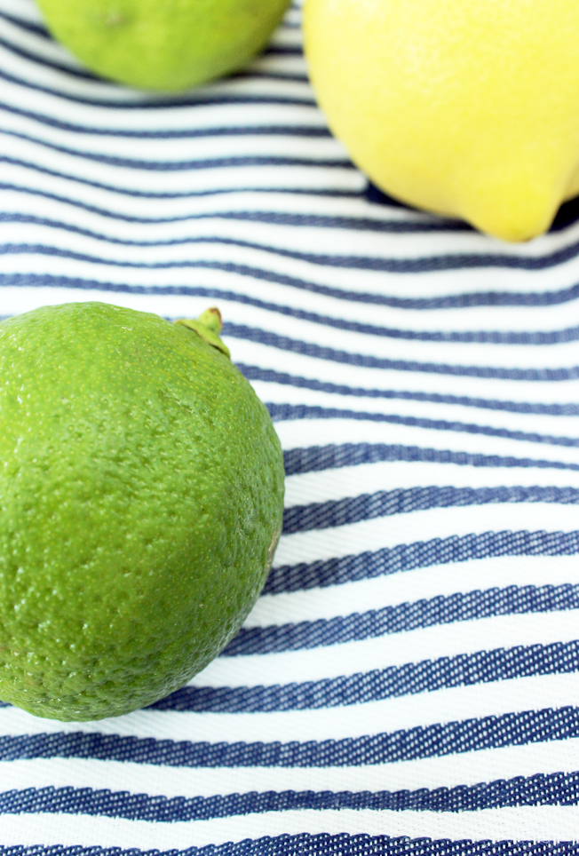 Zitronen-Limonade-mit Ingwer-Rezept-hausgemacht-homemade-Blog-Jennadores-Limetten-Zitrone-blau-weiße-Serviette-aus Stoff-1