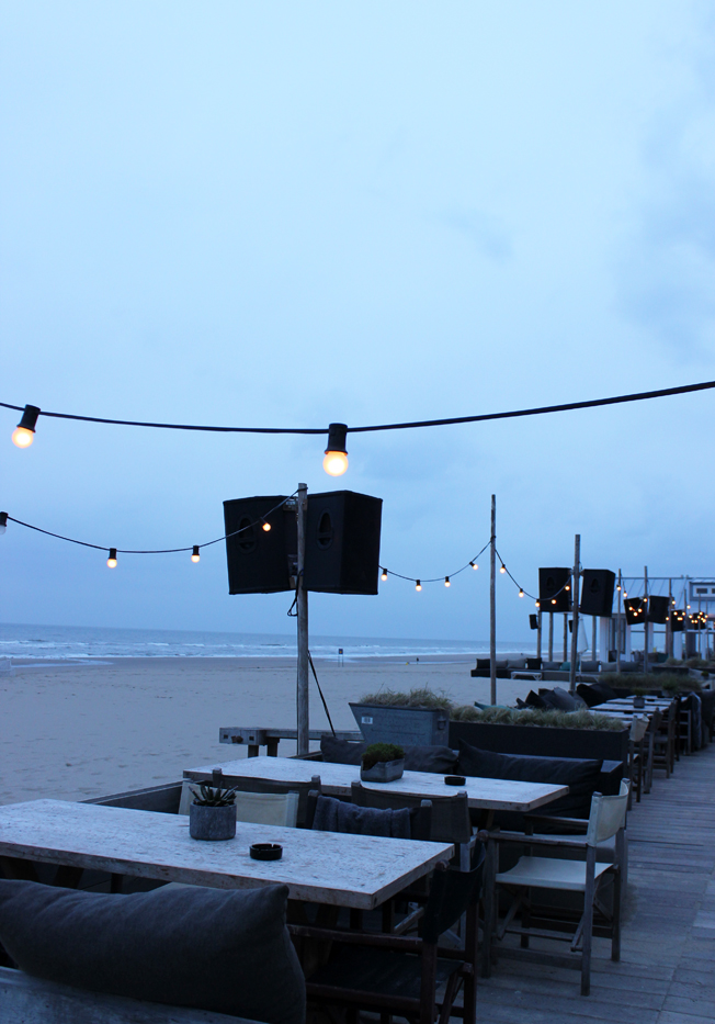 Branding-Beachclub-Noordwijk-Blog-Jennadores-Außen-Terasse-Holz-Meerblick-Strand-Noordsee-Holland