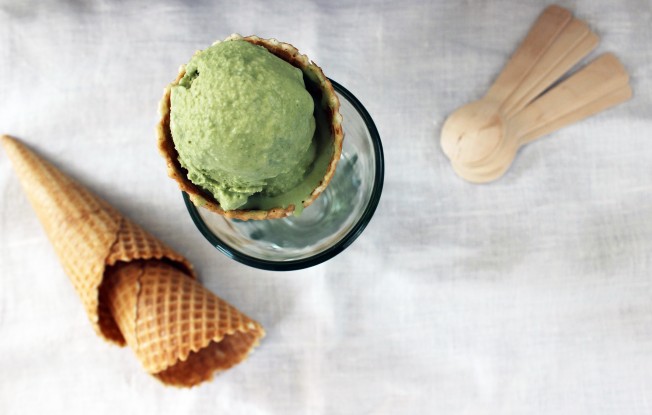 Matcha-Eis-Blog-jennadores-Eis-aus-Matcha-grünem-Tee-japanischer_Nachtisch-zu-Sushi-Ausicht-Leinentischdecke-groß